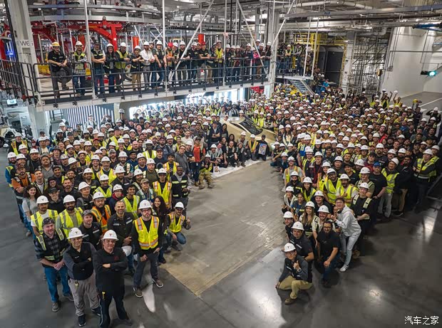 没有方向盘的无人驾驶出租车 第一辆特斯拉Cybercab正式下线